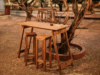 Ambiente ChillOut Mesas Madera Altas